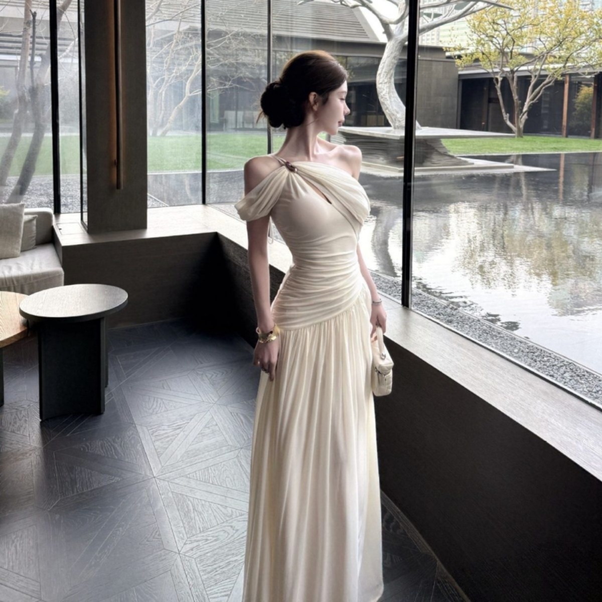 極上サテンの艶めき 胸元ビジュー 美シルエット ロングドレス | HonneDress